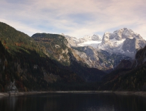 Podzim u jezera Gosausee s pohledem na Dachstein (Rakousko)